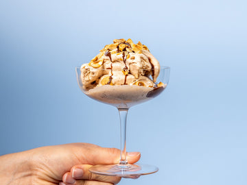 Cremiges Vanille-Gelato mit Papa dei Boschi Gianduia-Haselnusscreme